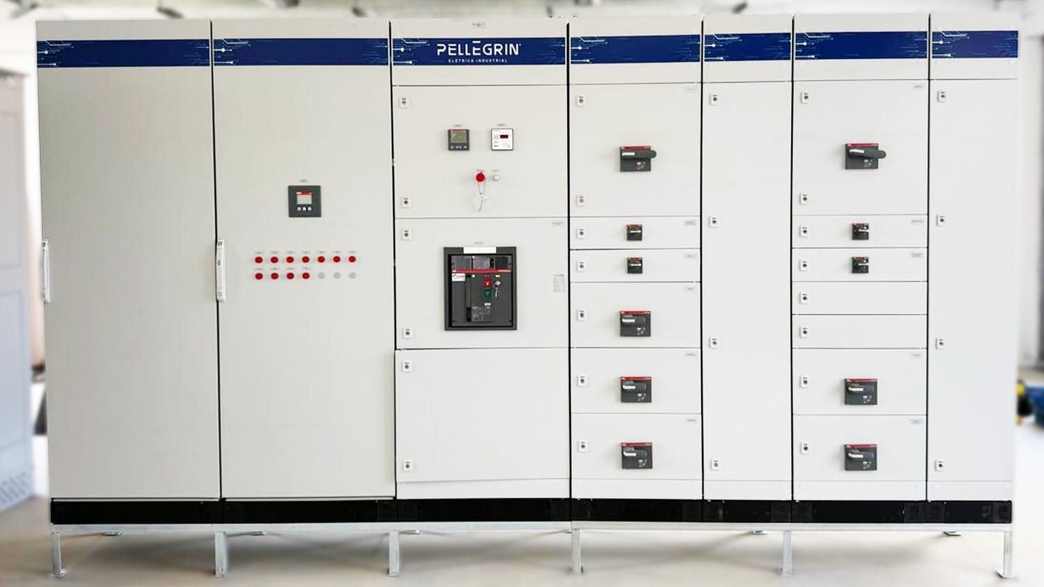 Painel elétrico industrial modular com portas brancas, comandos, disjuntores e módulos de distribuição.