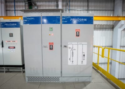 Linha de cubículos ou painéis de distribuição em média tensão Pellegrin instalados em planta industrial.