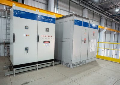 Conjunto de painéis de comando e controle Pellegrin instalados em linha ou estrutura industrial, com porta frontal e identificação da marca.