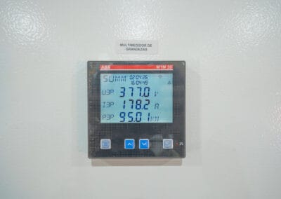 Multimedidor de energia ABB M1M 30 montado em painel elétrico com cabeamento e bornes ao redor.