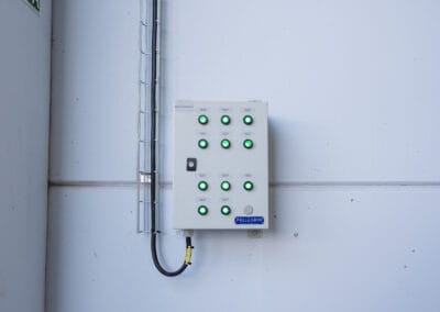 Painel com colunas de indicação luminosa e identificação da marca Pellegrin na base do quadro.