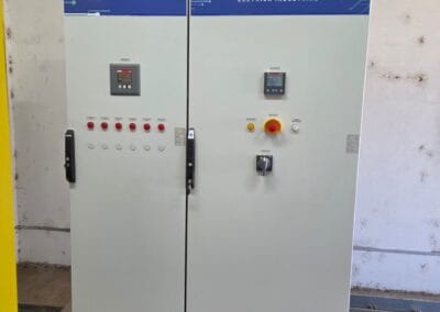 Dois módulos de painel elétrico BCA e QGBT com portas abertas exibindo barramentos e proteção.