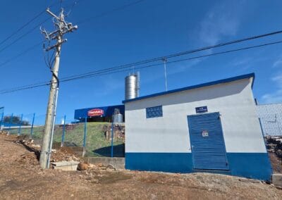 Pátio industrial da operação Mandaká com silo metálico e edificações de apoio.