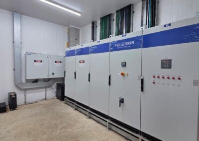 Sala técnica com vários painéis elétricos operacionais e circulação para manutenção.