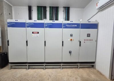 Fileira de cinco módulos contíguos de painel elétrico industrial.