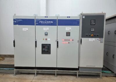 Sala técnica com painéis Pellegrin e quadros de comando Cummins instalados lado a lado.