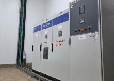 Painéis Pellegrin Automação e Cummins interligados por eletrocalha em subida vertical.