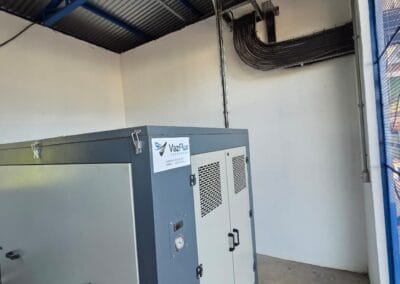 Equipamento industrial VazFlux em sala técnica ao lado de painéis e canalizações.