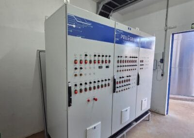 Painel de comando Pellegrin com interface ou IHM de campo na parte frontal do quadro.