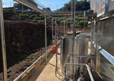 Bombas acopladas a tubulação em aço inox com eletrocalhas aparentes em área externa.
